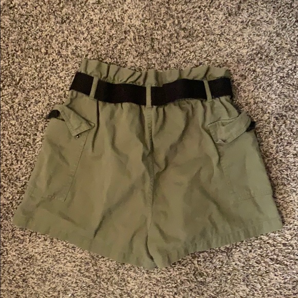 Olive green shorts (belt is removable) - Picture 4 of 4